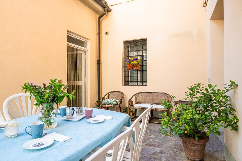 Apartment of flowers – Lucca